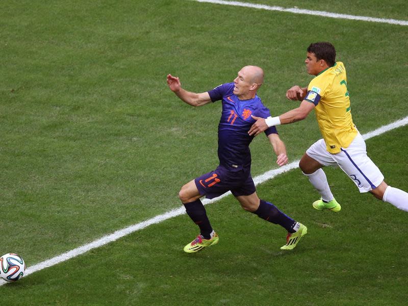 Thiago Silva (r) legte bereits außerhalb des Strafraums Hand an Arjen Robben. Foto: Fernando Bizerra