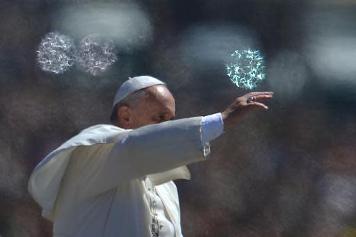 El papa Francisco saluda a la multitud concentrada en la Plaza de San Pedro del Vaticano el 20 de abril de 2014 para la misa de Pascua (AFP | Filippo Monteforte)