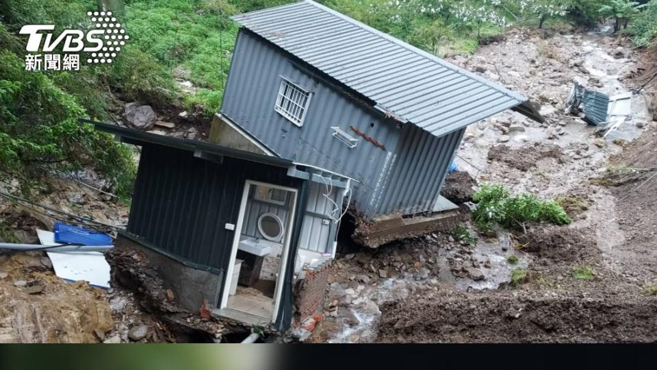 春陽溫泉區內農民的工寮被掏空位移。(圖/居民提供)