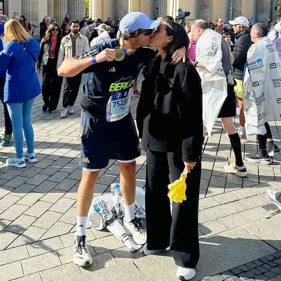 Tamara Falcó con Íñigo Onieva tras correr la maratón de Berlín, 29 de septiembre de 2024