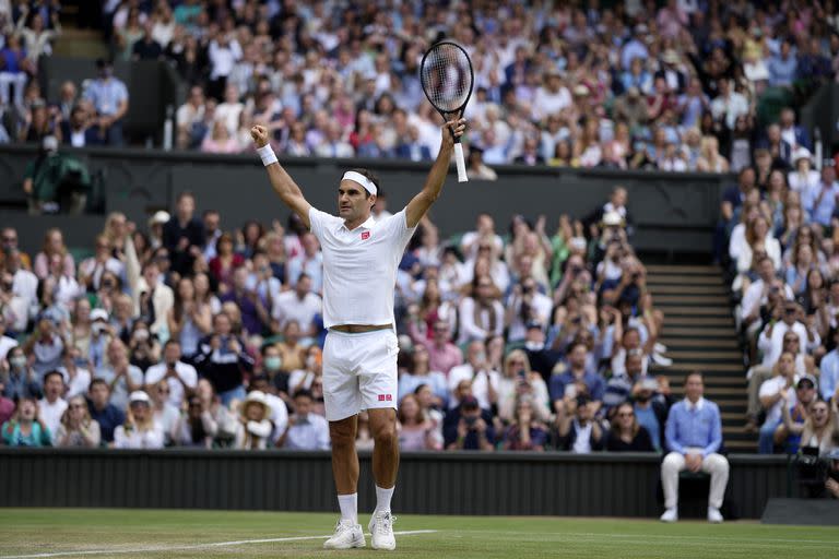 El suizo Roger Federer celebra tras ganar el partido de tercera ronda contra el británico Cameron Norrie en el sexto día de de Wimbledon