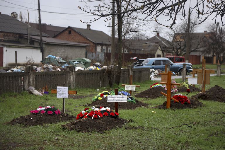 Esta imagen muestra tumbas de residentes fallecidos durante la invasión rusa en un prado detrás de viviendas, en Mariúpol, Ucrania. (AP Foto/Alexei Alexandrov)