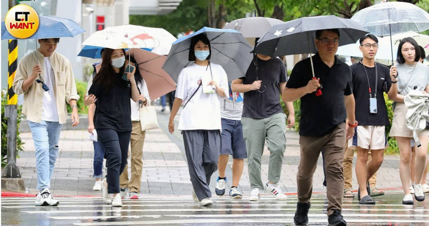 行人如今走在斑馬線上過馬路，汽機車就不能穿越，必須等到行人離開後才能過，否認將開罰6千。（示意圖／方萬民攝）