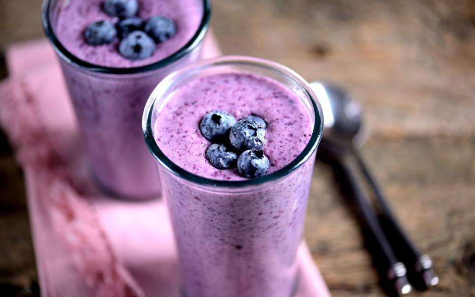 Wer häufig Blaubeeren verzehrt, hält nicht nur seine Haut jung, sondern auch sein Herz und Gehirn fit! Gemixt mit Chiasamen, Erdbeeren, Banane, Acai-Pulver und Kokoswasser oder -milch, wird daraus ein köstlicher Jungbrunnen-Smoothie. (Bild: iStock / Tetiana_Chudovska)