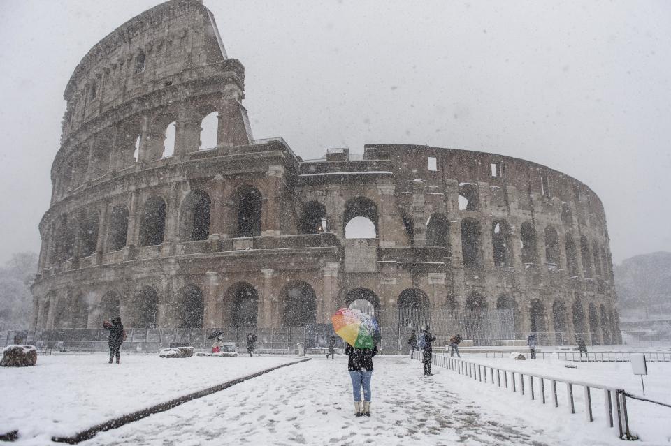 The white stuff didn't stop a few hardy souls from visiting the Colosseum. (Photo: Antonio Masiello via Getty Images)