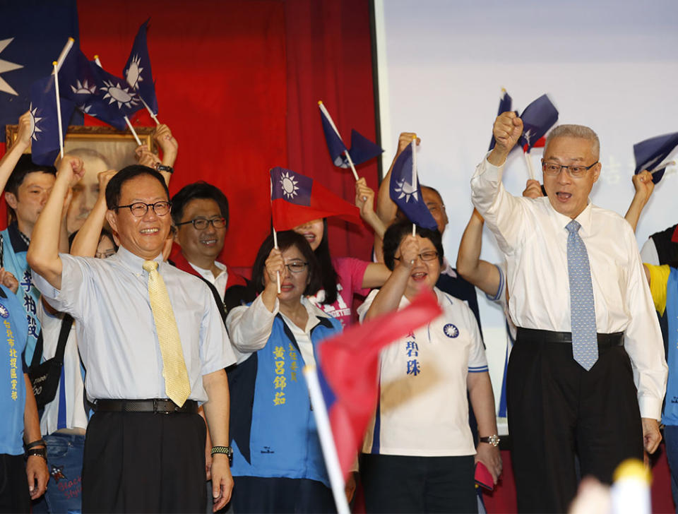 吳敦義（前排右）原本對丁守中（前排左）選情頗為樂觀，現在不得已派人接管。攝影／郭晉瑋