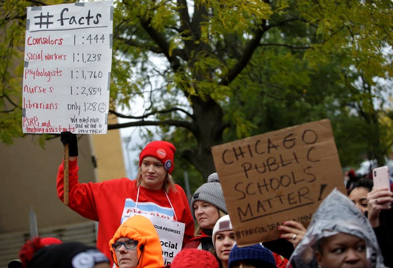 Striking teachers on picket line wait for Democratic presidential candidate Senator Elizabeth Warren to arrive in Chicago