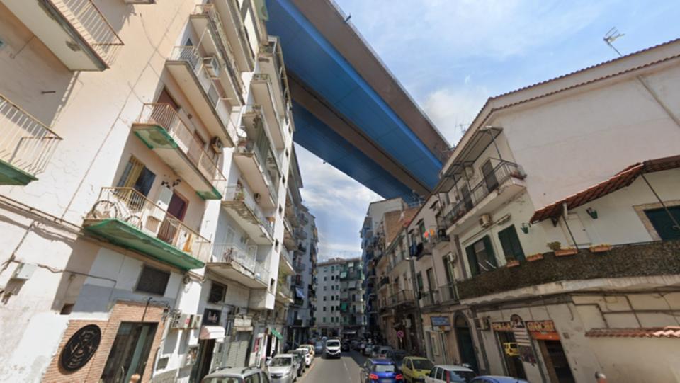 No dudamos de que esta autopista sirvió para aligerar el tráfico de la ciudad de Nápoles, pero seguramente los vecinos de los bloques de vivienda de abajo hubieran preferido alguna otra idea. (Foto: reddit / <a href="http://www.reddit.com/r/UrbanHell/comments/ihocs7/highway_over_naples_italy/" rel="nofollow noopener" target="_blank" data-ylk="slk:IndividualMedium4;elm:context_link;itc:0;sec:content-canvas" class="link ">IndividualMedium4</a>).