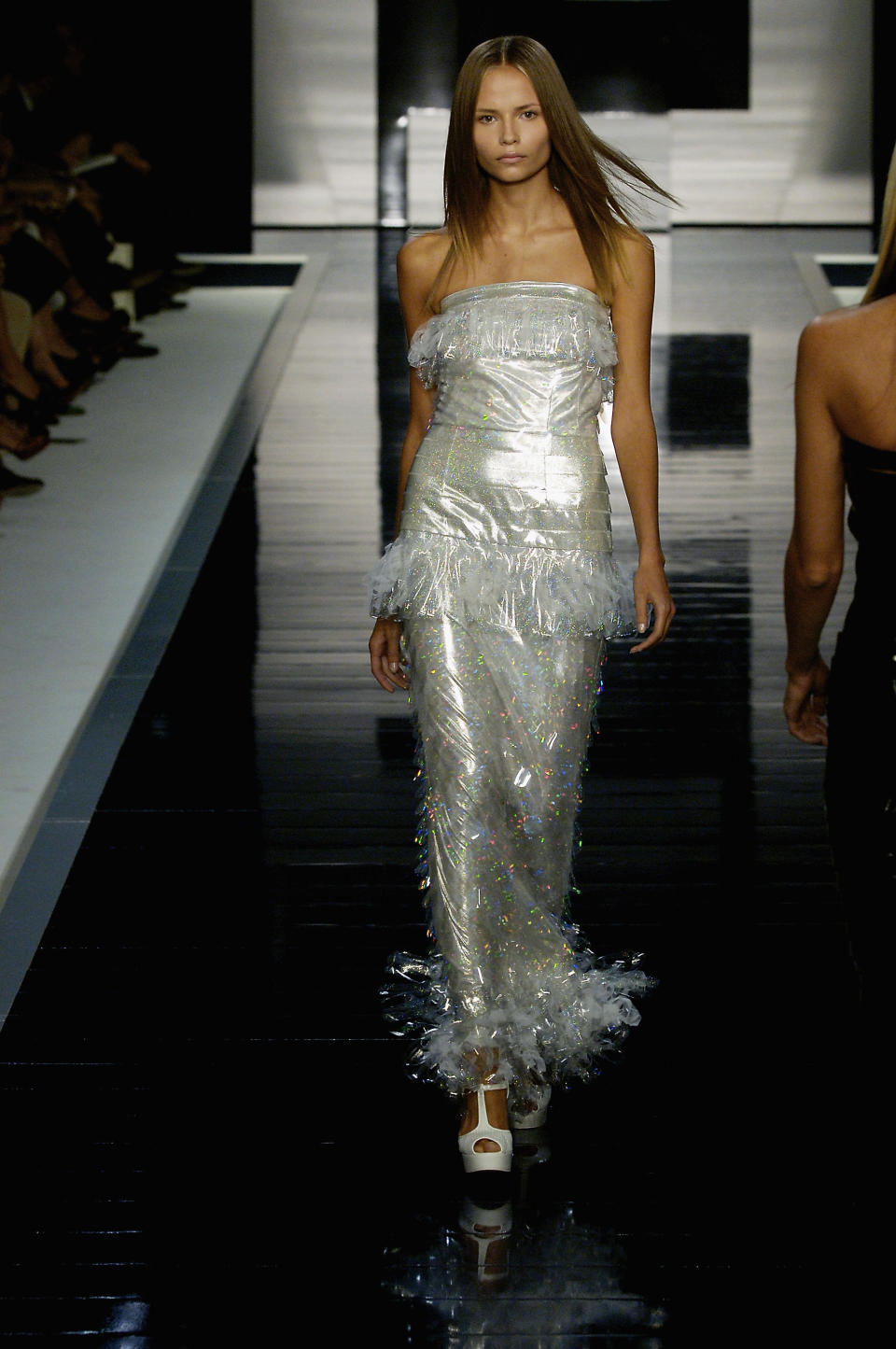 A model walks down the catwalk during the Fendi spring/summer 2007 fashion show in Milan on Sept. 28, 2006.&nbsp;