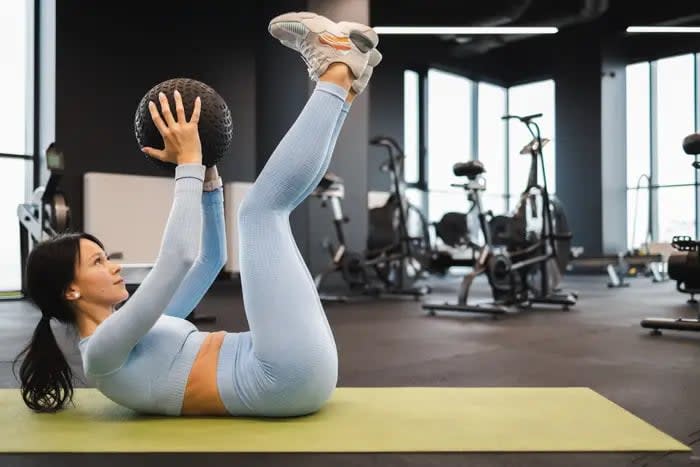 Diese Übung ist eine großartige Möglichkeit, die gesamte Rumpfmuskulatur zu trainieren, und stellt eine anspruchsvollere Version von Sit-ups oder Crunches dar.  - Copyright: Getty Images/Bernd Vogel