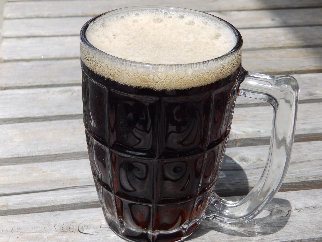 glass mug of root beer