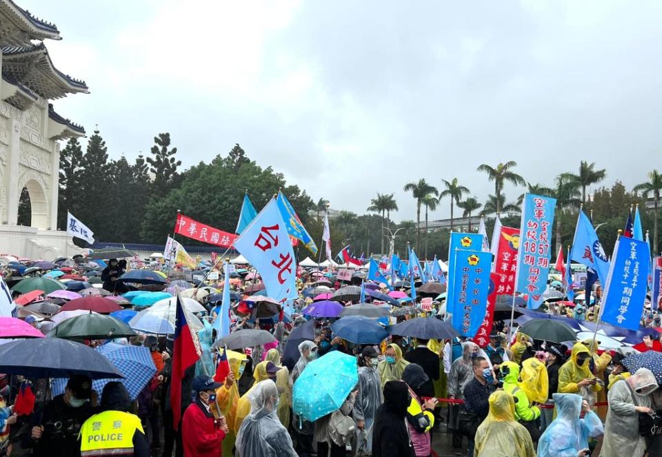 國民黨今日和秋鬥民間團體一起舉辦「我同意！YES大遊行！」。（圖／翻攝朱立倫臉書）