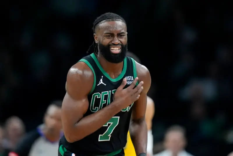 ▲NBA美國職籃東區冠軍賽今（24）日進行系列賽G2，塞爾提克靠著Jaylen Brown狂砍全場最高40分，終場率隊以126：110擊退溜馬，目前系列賽取得2：0領先。（圖／美聯社／達志影像）