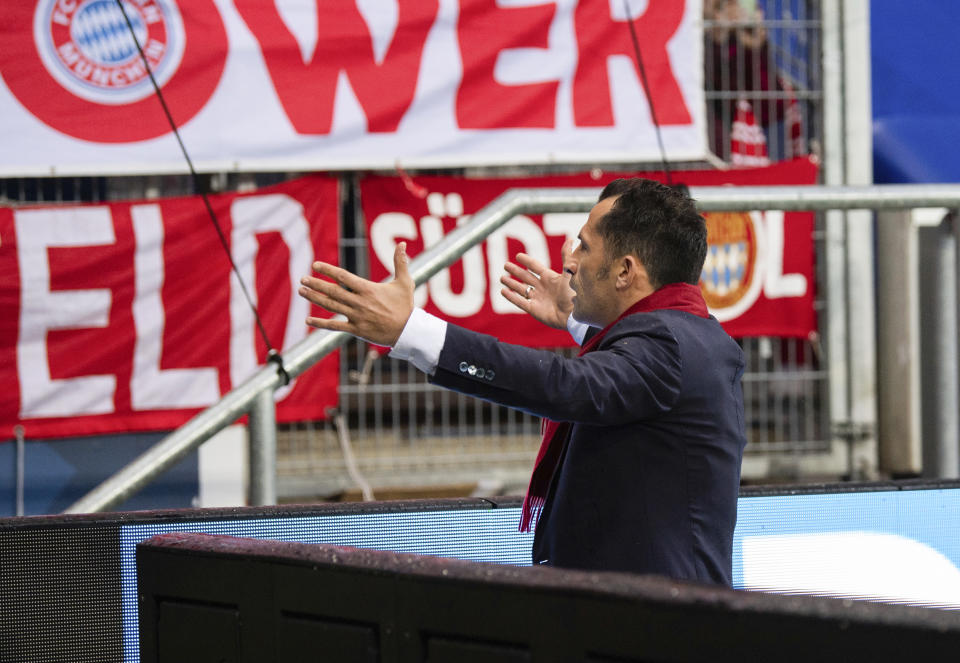 El director deportivo del Bayern Múnich, Hasan Salihamidzic, reacciona frente a los hinchas durante el partido de la Bundesliga contra el Hoffenheim, en Sinsheim, Alemania, el sábado 29 de febrero de 2020. (Tom Weller/dpa via AP)