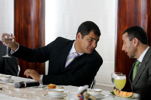 El presidente de Ecuador, Rafael Correa, (I) habla con el entonces jefe de la secretaría de la Administración Pública (jefe de gabinete) durante una entrevista con periodistas extranjeros en el Palacio Carondelet en Quito, el 29 de setiembre de 2008. (AFP | Pablo Cozzaglio)