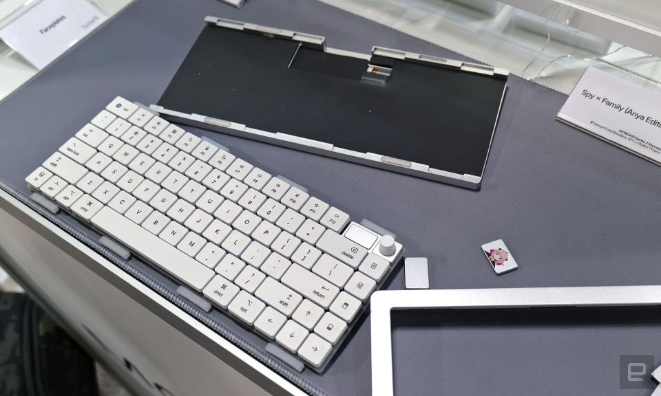 <p>Here are the main components of the Monokei Systems keyboard: top plate, bottom plate, optional faceplate, plus the PCB with switches and keycaps attached.</p>

