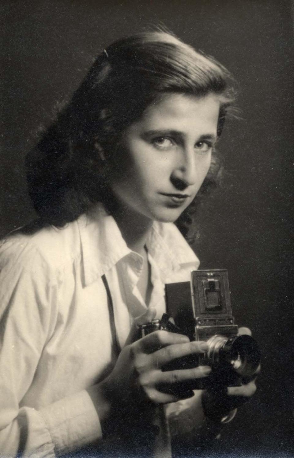 Dorothy Bohm aged 18 - Dorothy Bohm
