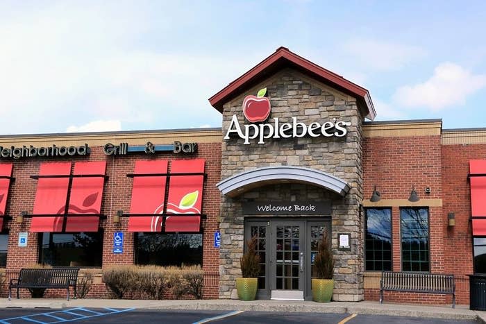 The front entrance to an Applebee's restaurant
