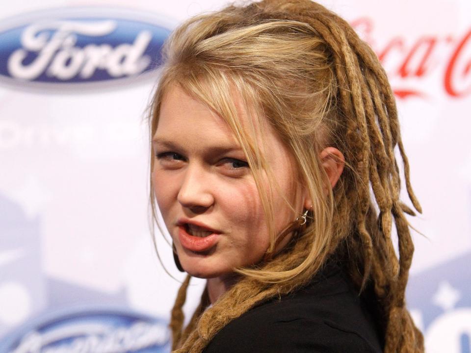 crystal bowersox posing on the red carpet