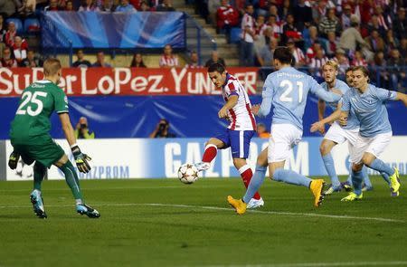 Atletico Madrid's Koke (2nd L) shoots to score during their Champions League soccer match against Malmo at the Vicente Calderon stadium in Madrid October 22, 2014. REUTERS/Juan Medina