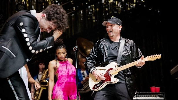 Arkells frontman Max Kerman and Toronto Raptors head coach Nick Nurse jamming on stage. (Twitter/arkellsmusic)