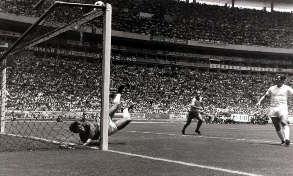 Gordon Banks saves a header from Pelé