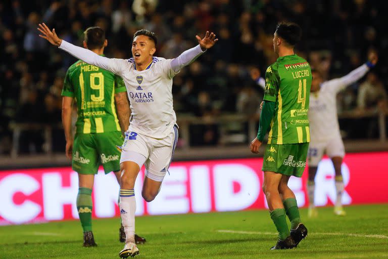 Almedra festeja un gol con la camiseta de Boca ante Aldosivi, en Mar del Plata