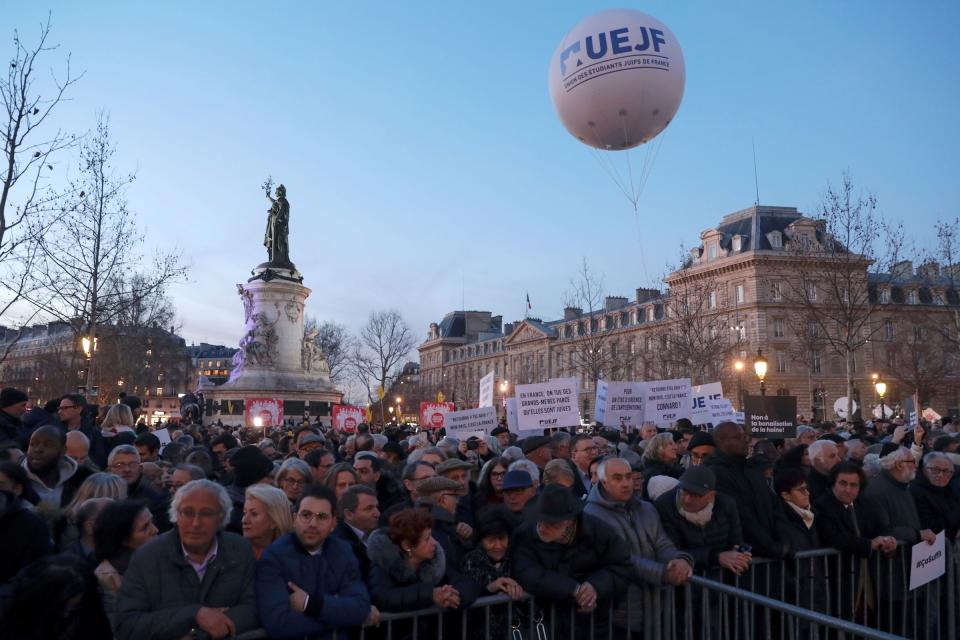 Auf dem Place de la République positionieren sich Tausende gegen Judenhass. (Bild: Getty Images)