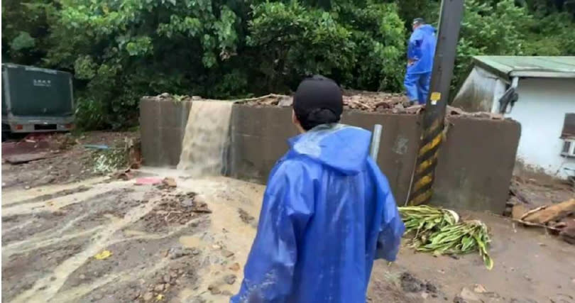 連日豪雨導致宜蘭縣頭城鎮濱海路七段發生土石流，水流泥石掩蓋路面，低窪地方都是泥濘，無法行走。（圖／民眾提供／吳佩蓉宜蘭傳真）