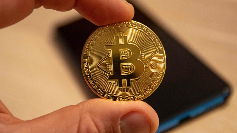 Aunque los medios lo representan como una moneda física, el Bitcoin es un activo 100% digital. 