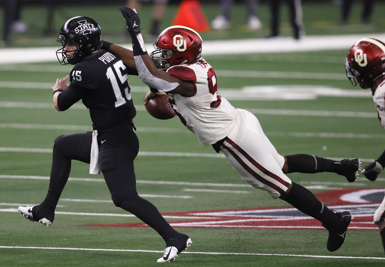 ARLINGTON, TEXAS - DECEMBER 19: Brock Purdy #15 of the Iowa State Cyclones scrambles with the ball against Isaiah Thomas #95 of the Oklahoma Sooners in the second half of the 2020 Dr Pepper Big 12 Championship football game at AT&T Stadium on December 19, 2020 in Arlington, Texas. (Photo by Tom Pennington/Getty Images)