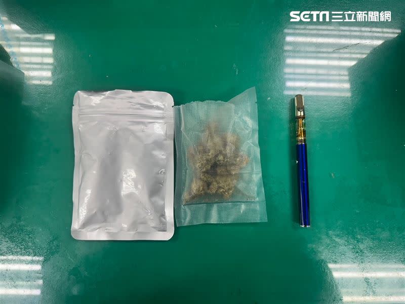 警方從Peeta葛格的健身房辦公室搜出1包大麻（約10公克）、大麻電子煙。（圖／翻攝畫面）