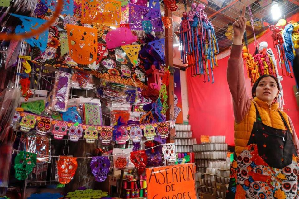 Los mexicanos preparan su tradicional altar para el Día de Muertos, el 1 y 2 de noviembre, mientras afrontan la inflación más alta en dos décadas, que ha elevado el precio de la tradicional ofrenda en casi 18%.