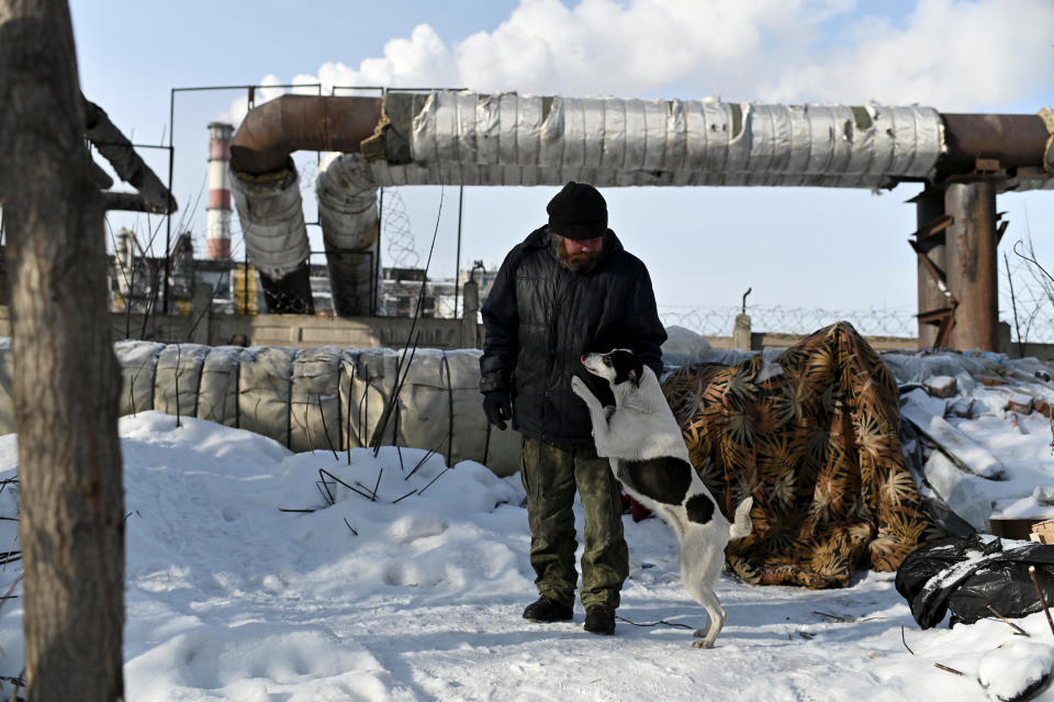 Alexei Vergunov, de 46 años, lleva más de 11 viviendo en la calle. Antes soñaba con recuperar su vida, pero perdió la esperanza cuando su mujer murió de cáncer de hígado. (Foto: Alexey Malgavko / Reuters).