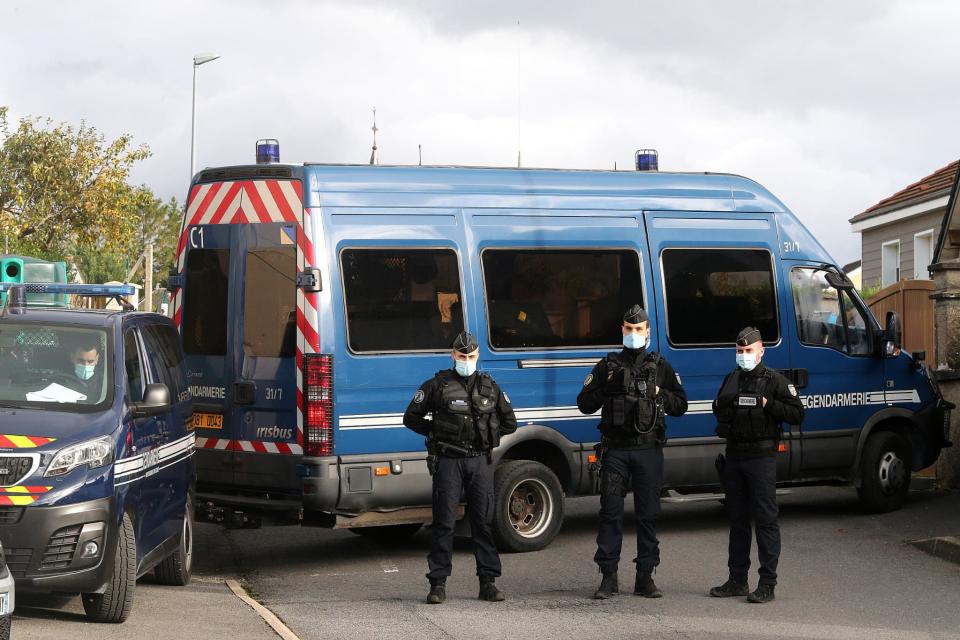 Les forces de l'ordre encadrent le convoi de Michel Fourniret et son ex-épouse Monique Olivier à Ville-sur-Lumes, dans les Ardennes, le 26 octobre 2020. - FRANCOIS NASCIMBENI / AFP