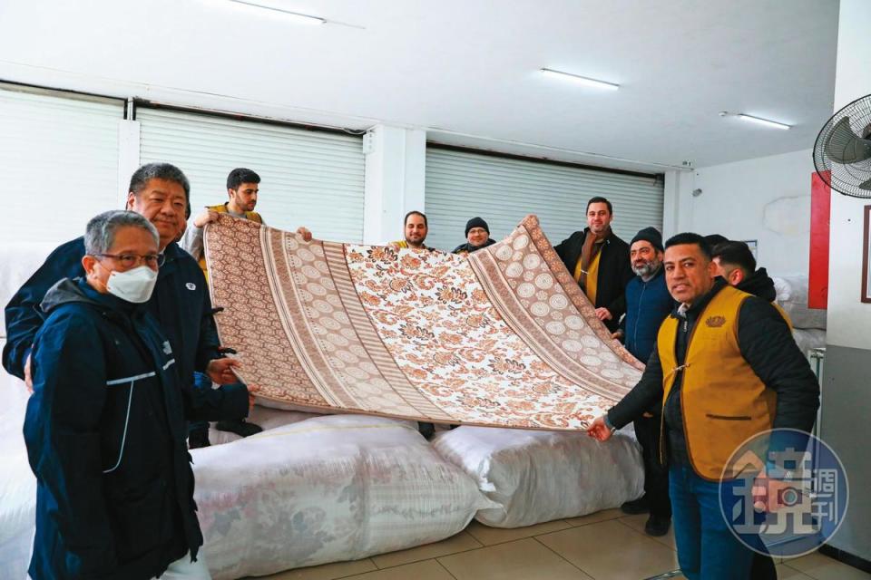 土耳其強震正值寒冬，慈濟基金會將發送12萬條毛毯給災民保暖。