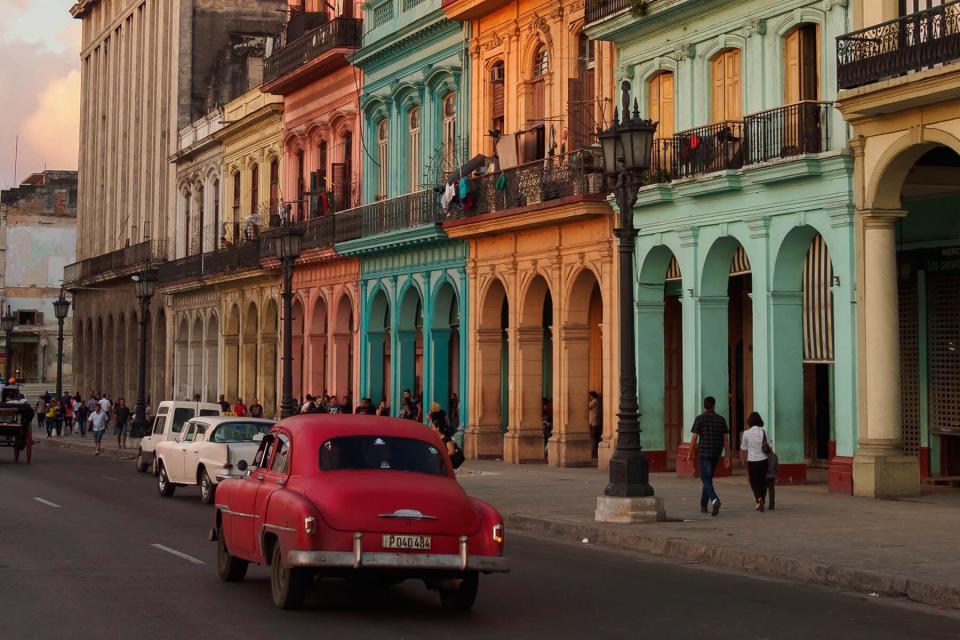 Bâtiments colorés et voitures à La Havane, Cuba