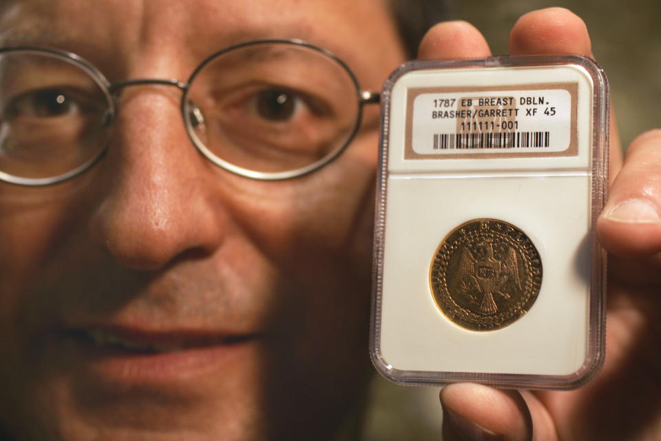 Un hombre de Laguna, Steven Contursi, sostiene el doblón Brasher de 1787, en una fotografía tomada el 25 de febrero de 2005. Lo había comprado recientemente por 3 millones de dólares. Foto: Don Kelsen / Los Angeles Times a través de Getty Images. 