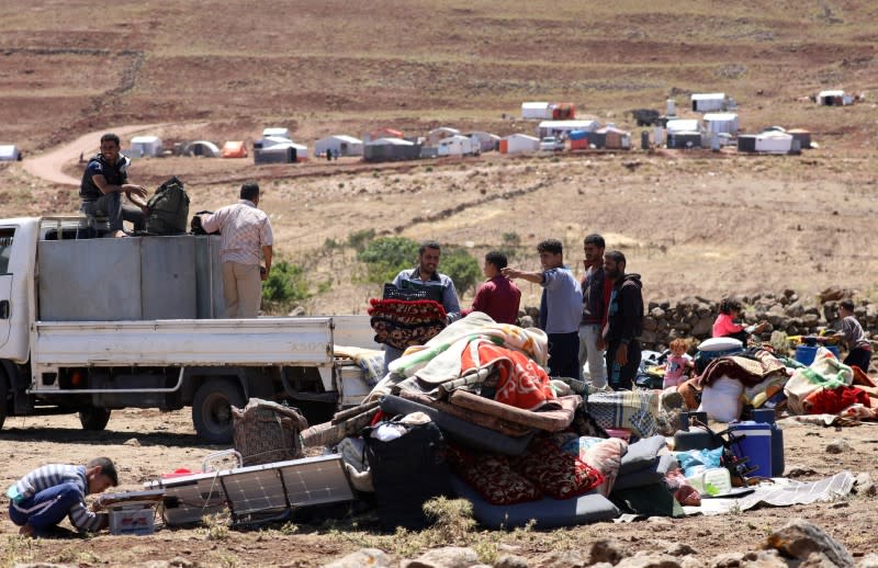 Des personnes en fuite dans la province de Deraa près des hauteurs du Golan. Les forces gouvernementales syriennes ont pilonné des zones tenues par les insurgés, jeudi dans le sud-ouest de la Syrie, le président Bachar al Assad s'étant engagé à reconquérir un secteur limitrophe de la Jordanie et du plateau du Golan annexé par Israël. /Photo prise le 21 juin 2018/REUTERS/Alaa al-Faqir