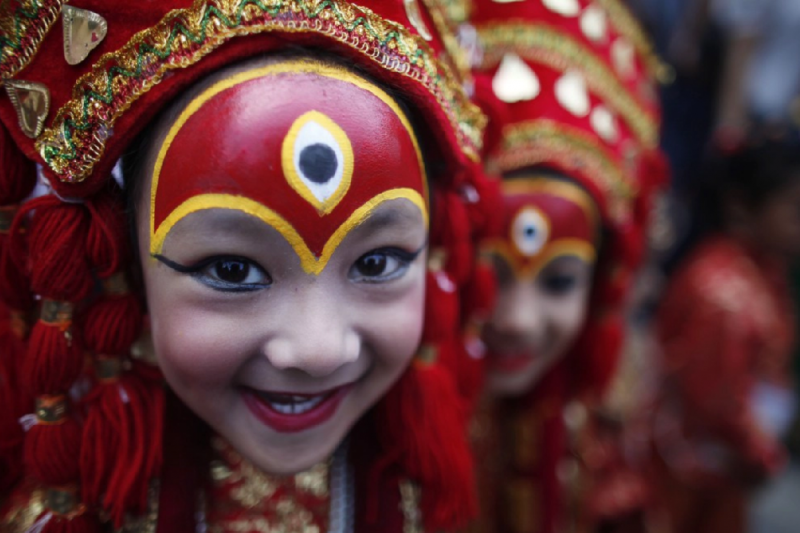 重要節慶時，許多平凡的小女孩會打扮成庫瑪麗的模樣，祈求活女神保佑。（美聯社）