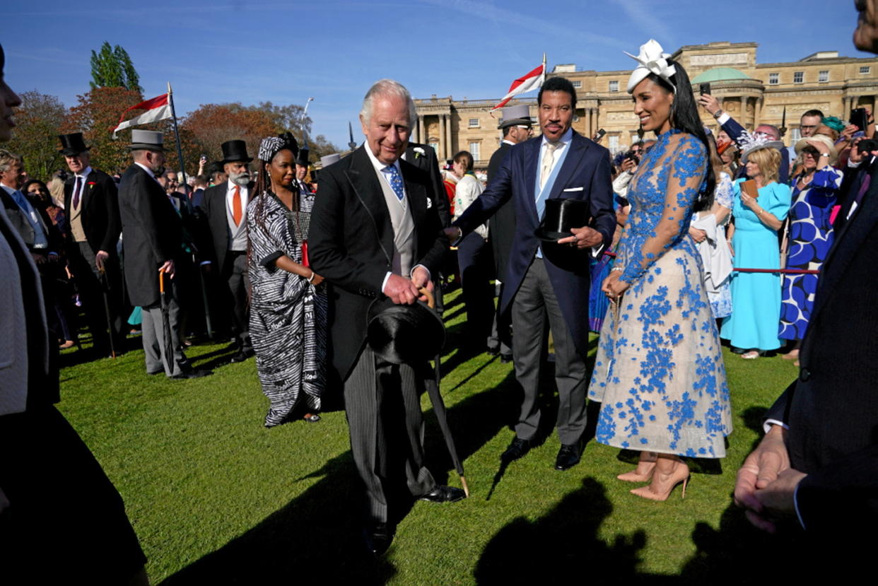 Le roi Charles III avec Lionel Richie et sa compagne, Lisa Parigi, lors de la garden party organisée pour son couronnement.  - Credit:NP/Starface/Cover Images