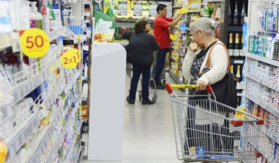 Los supermercados lanzaron promociones ante la caída en el consumo y eso se reflejará en una menor inflación