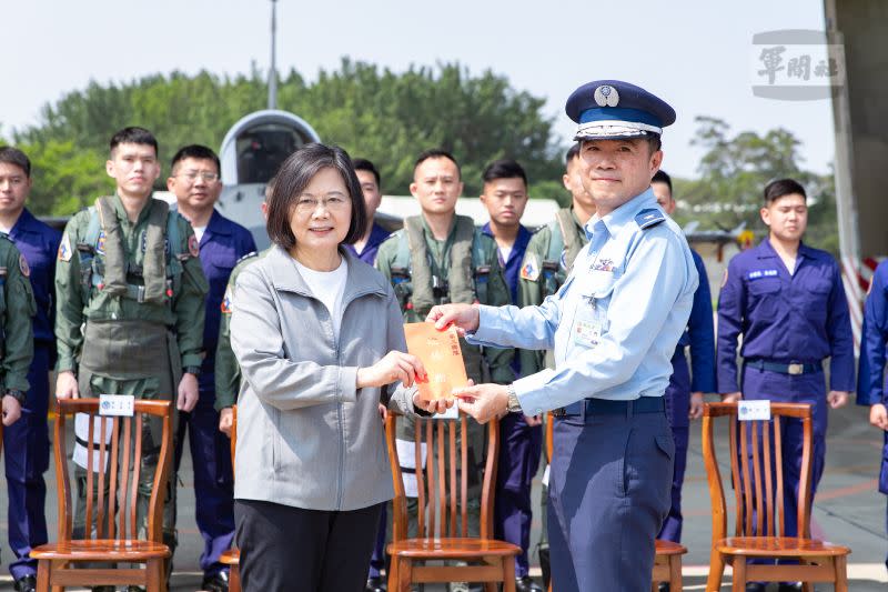 ▲總統蔡英文前往台中清泉崗基地視導空軍第三戰術戰鬥機聯隊，感謝飛官捍衛領空辛勞。但媒體報導「飛行員續服獎助契約到期，恐現退伍潮」。（圖／總統府提供）