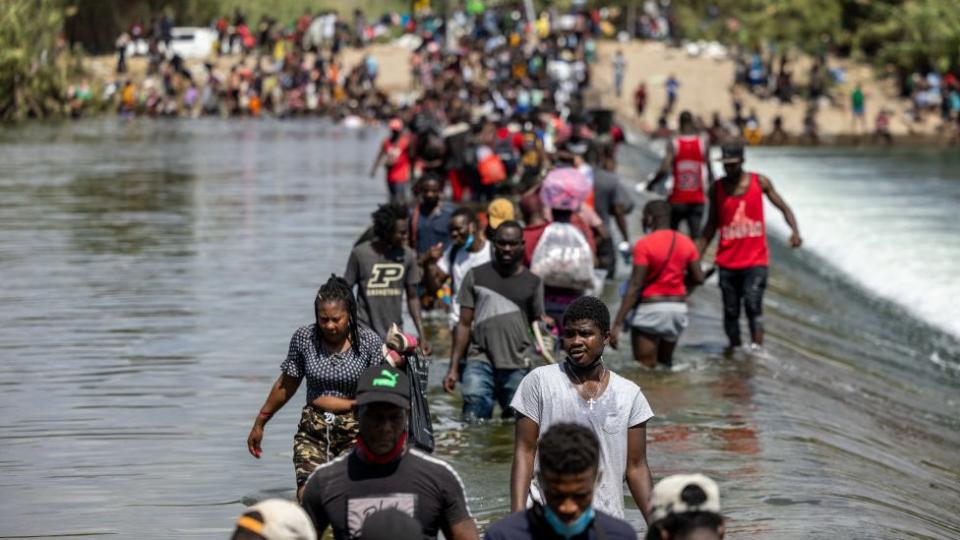 Migrante en la frontera entre México y Estados Unidos.