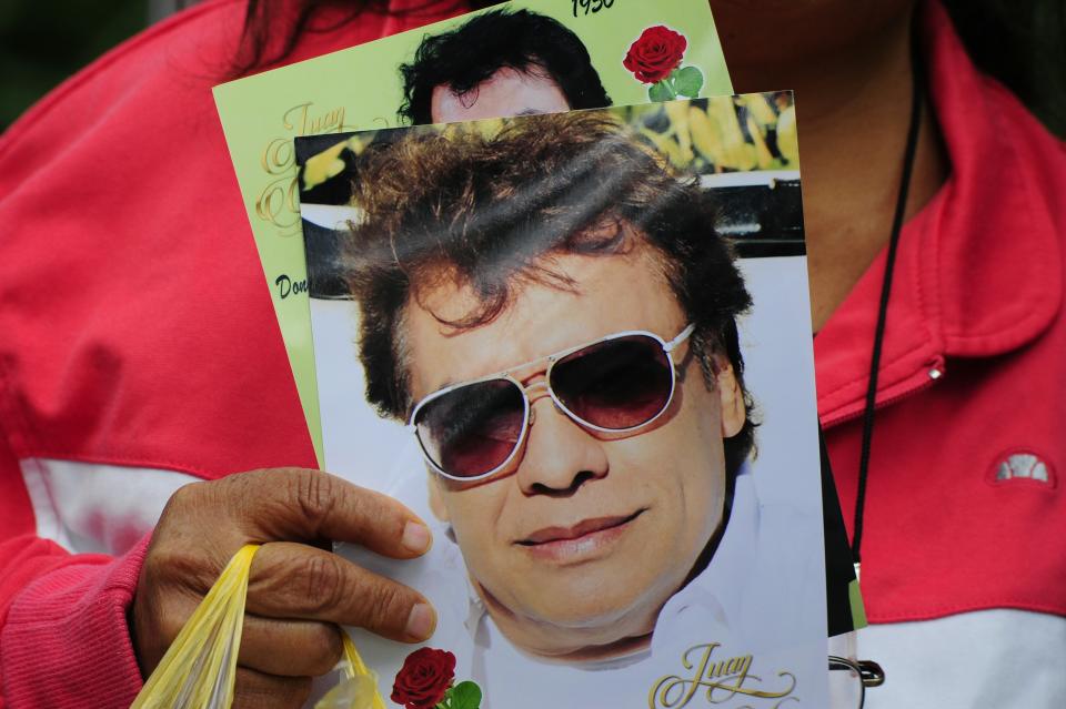 A fan waits for the ashes of Mexican singer-songwriter Juan Gabriel to arrive at the Fine Arts Palace in Mexico City.