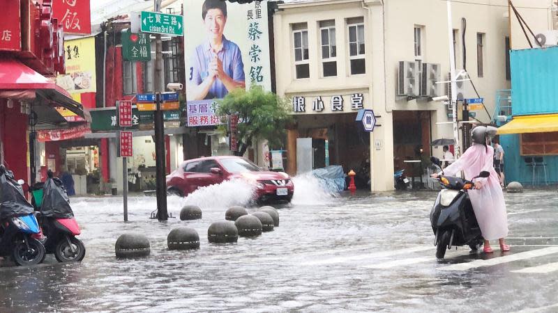 ▲高雄地區發布一級淹水警戒，目前一級警戒區包括大社區、橋頭區、三民區、鳳山區、鳥松區、仁武區、左營區、楠梓區。（圖/記者郭俊暉攝）