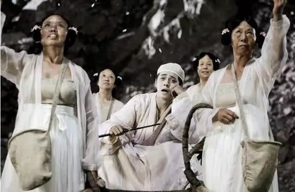 周星馳在《西遊·降魔篇》拍攝時發掘了農婦張美娥（右）。（圖／翻攝自百度百科）