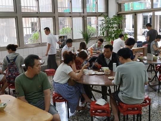 「500碗」美食新指南特別鎖定台灣街邊小吃，新竹市新大同飲食店獲選。(記者曾芳蘭攝)