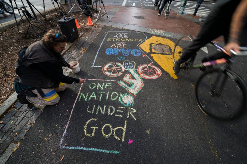 <p>Cyclists ride past a message paying tribute to the October 31 terror attack victims, in New York City on Nov. 2, 2017. (Photo: Jewel Samad/AFP/Getty Images) </p>