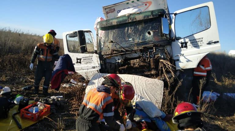 El camión en el que perdió la vida Jara, en la ruta 65, a la altura de Daireaux